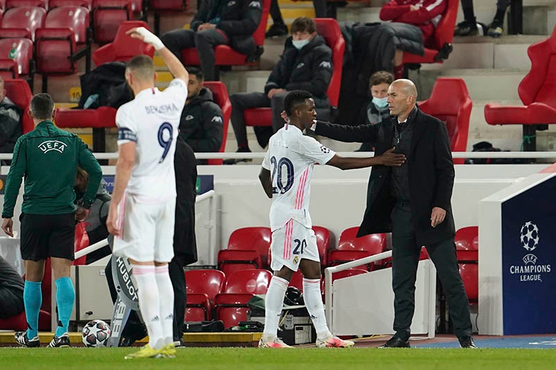 Zidane durante el duelo del Real Madrid vs Liverpool 