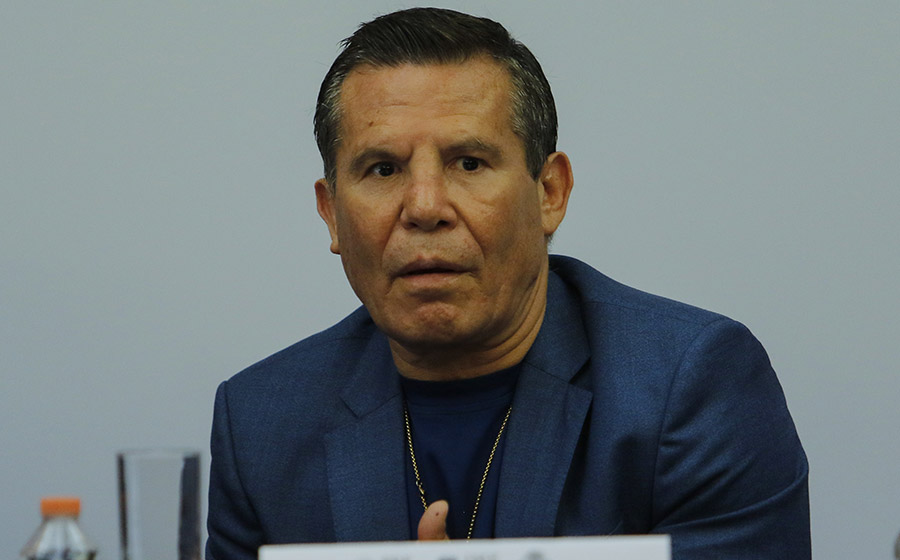 Julio César Chávez en conferencia