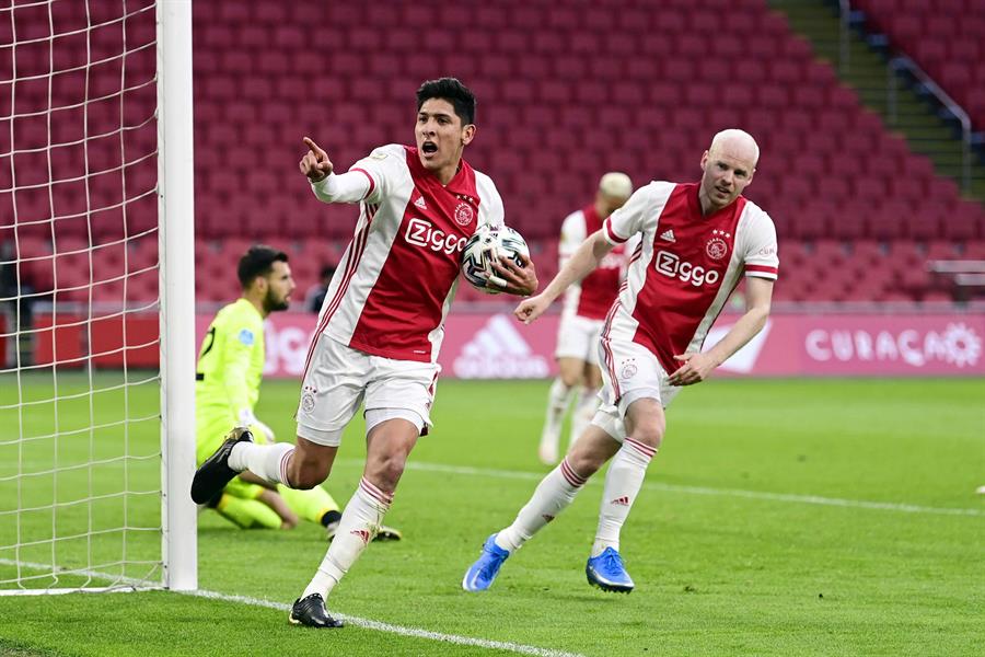 Edson Álvarez celebrando un gol con el Ajax
