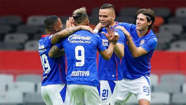 Jugadores de Cruz Azul festejan uno de los goles