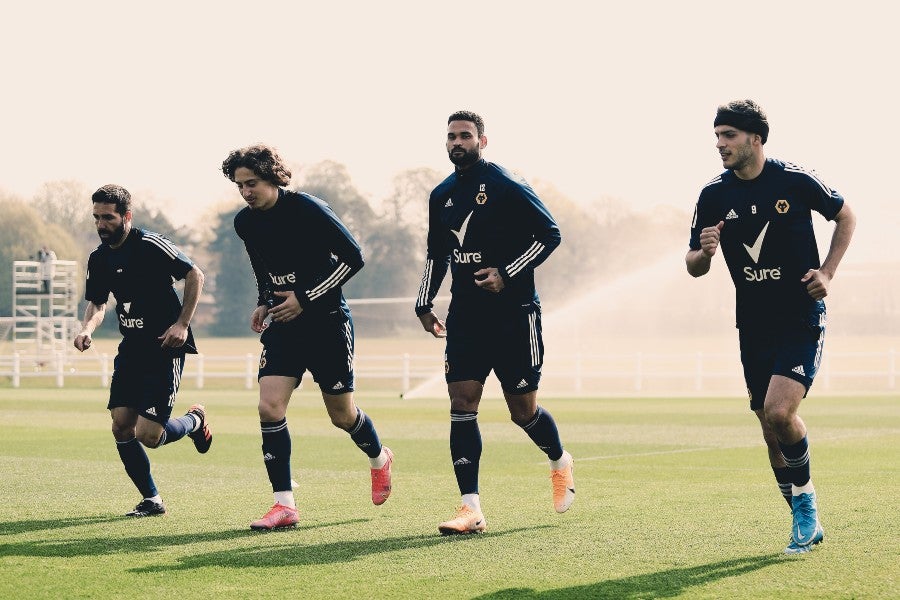 Raúl Jiménez entrenando junto a su compañeros