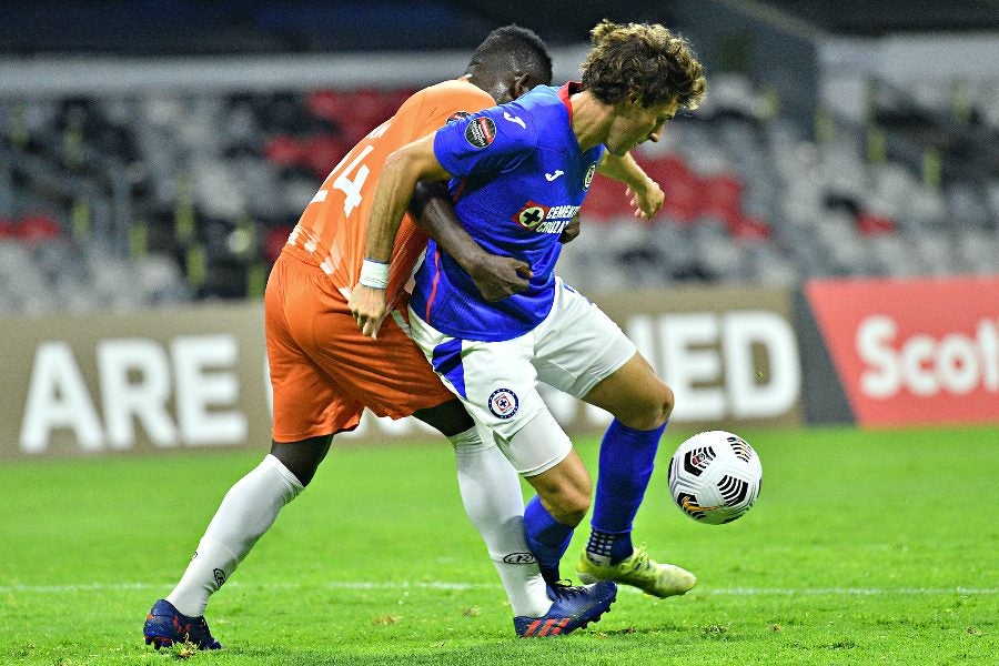 Santiago Giménez durante un partido con Cruz Azul