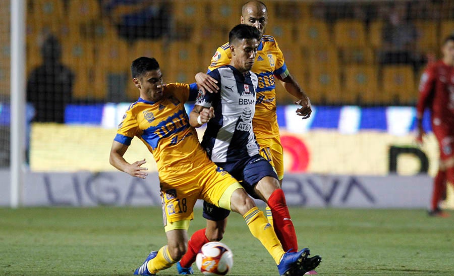 Aldo Cruz pelea el balón en juego ante Monterrey