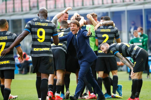 Antonio Conte, DT del Inter, celebra con su equipo