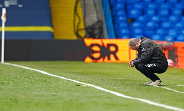 Marcelo Bielsa, DT del Leeds United, reacciona al final del partido