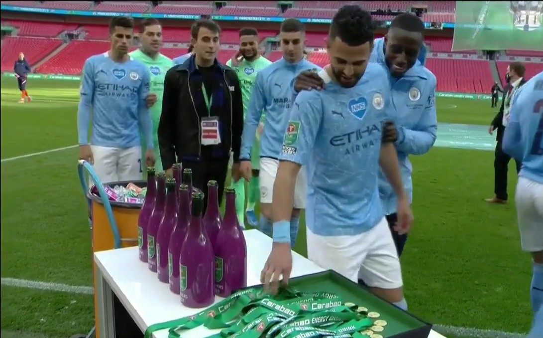 Jugadores del Manchester City recogiendo sus medallas