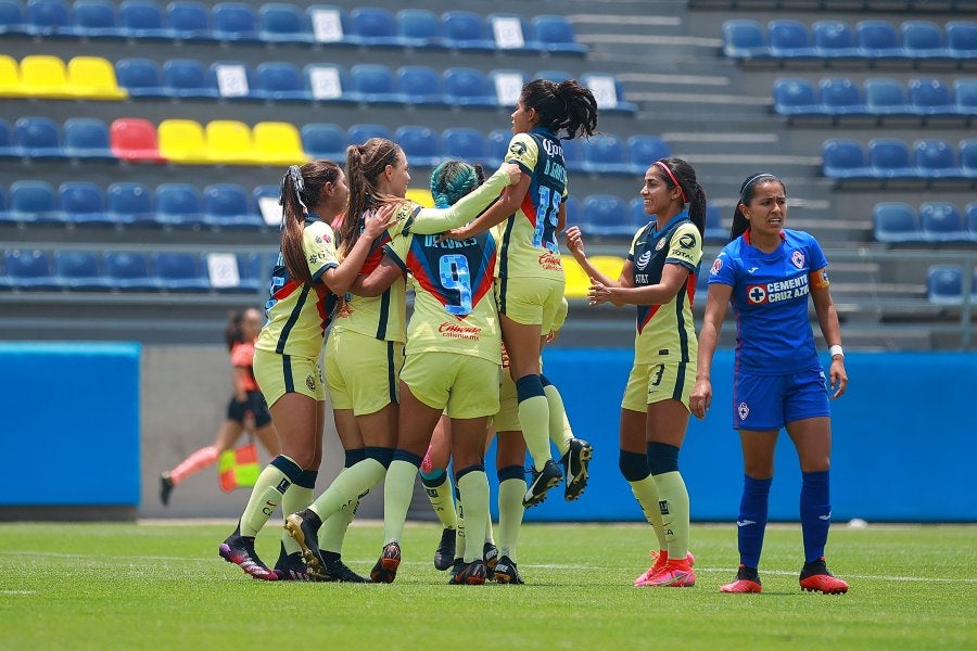 Jugadoras de América celebran gol vs Cruz Azul