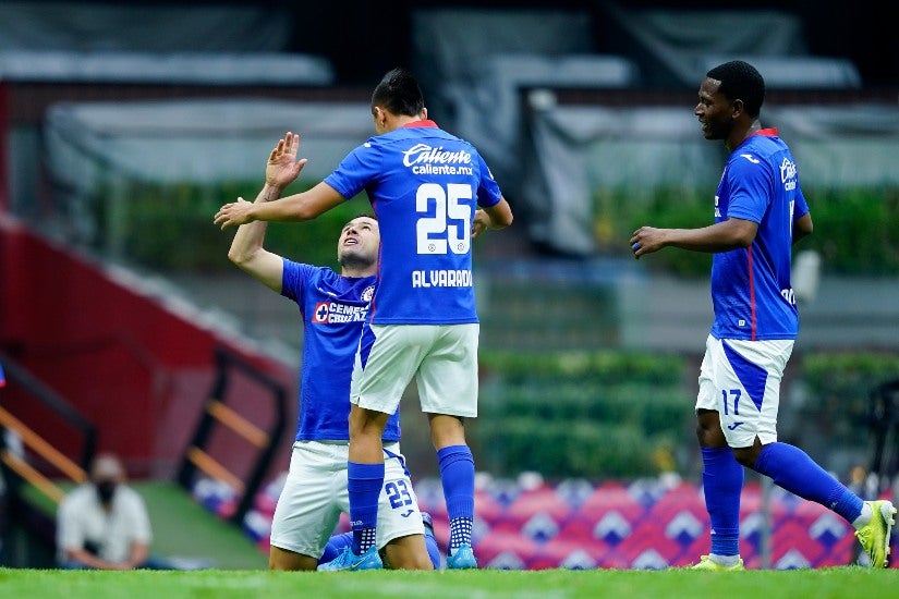 Jugadores de Cruz Azul festejando un gol a favor