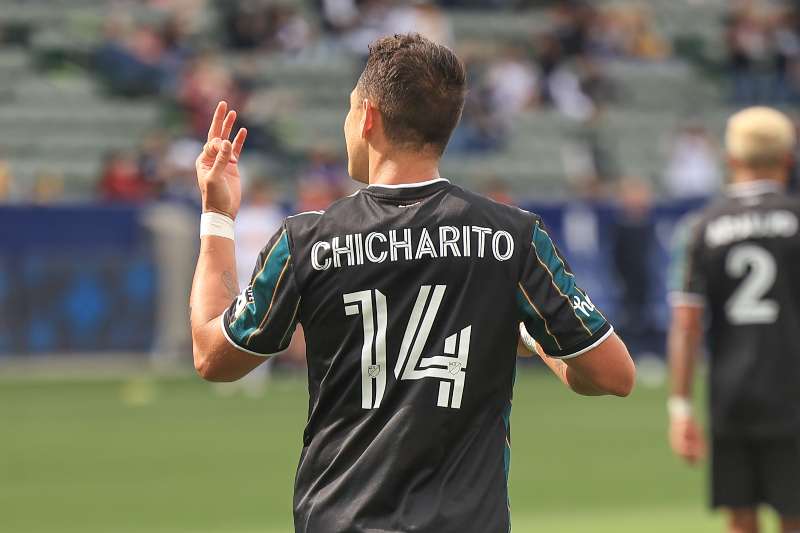 Chicharito Hernández jugando con Galaxy