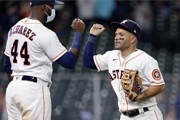 Yordan Álvarez y José Altuve festejan la victoria