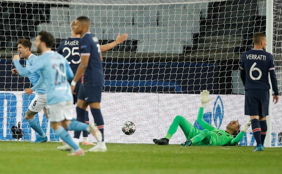 El balón de Kevin de Bruyne recorrió toda el área para ingresar a la portería de Navas