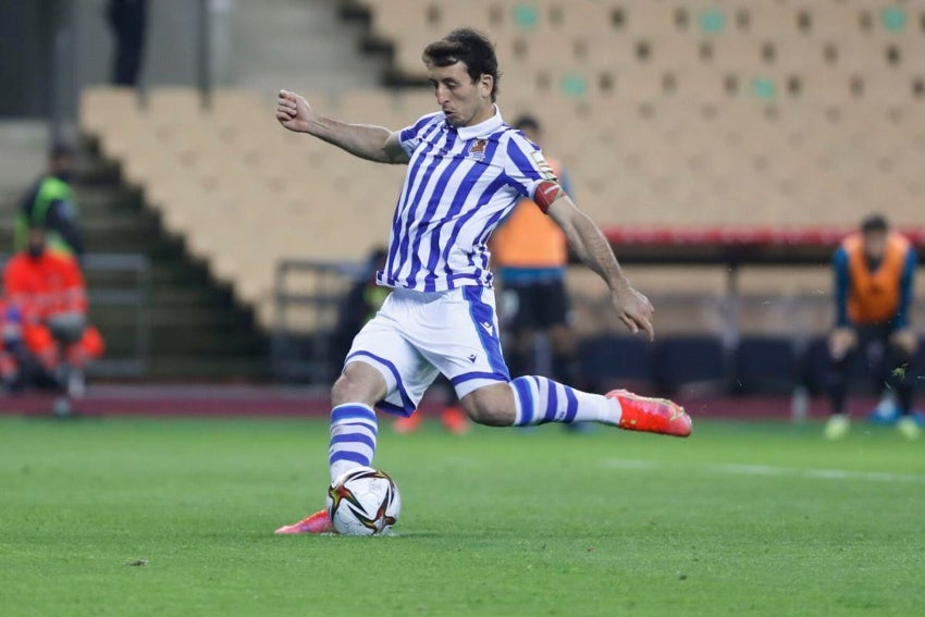 Oyarzabal disparando a portería en un partido de la Real Sociedad