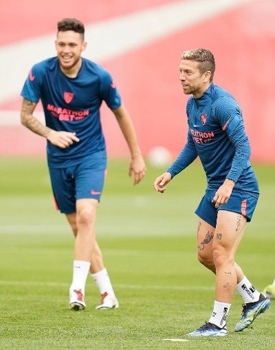 Lucas Ocampos y 'Papu' Gómez en entrenamiento del Sevilla