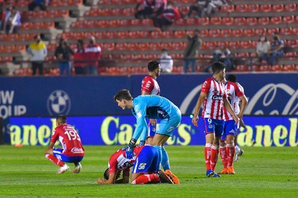 Jugadores de Atlético de San Luis en lamento