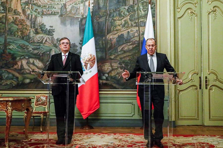 Marcelo Ebrard y Serguéo Lavrov en conferencia de prensa en Moscú