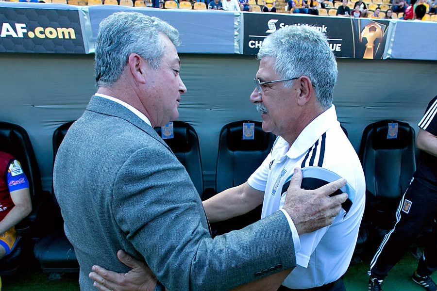 Vucetich saludando al Tuca Ferretti