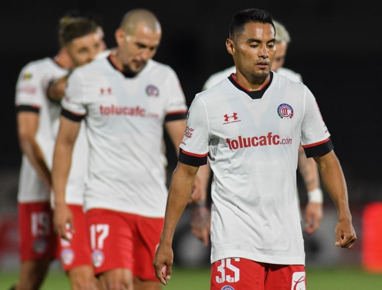 Jugadores de Toluca se lamentan tras el primer tiempo