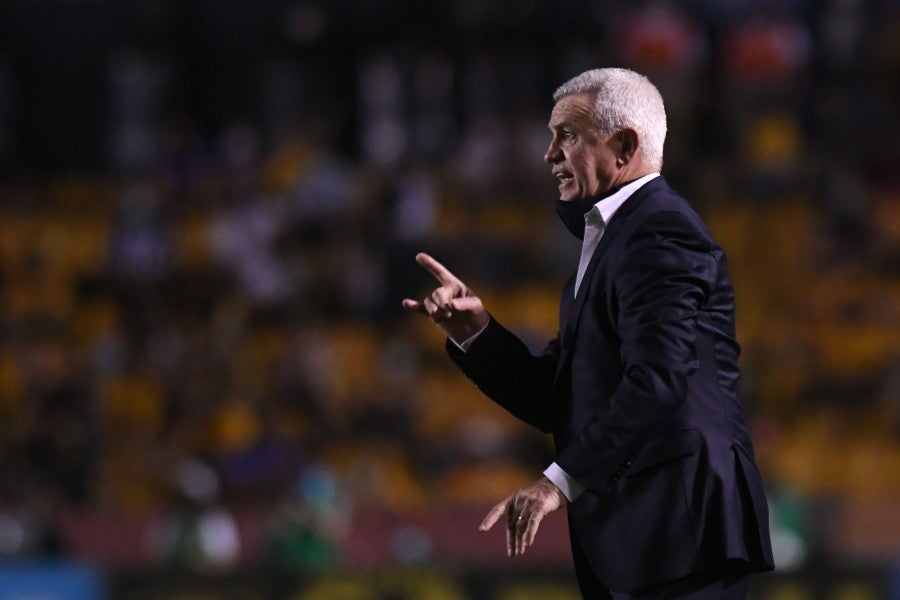 Javier Aguirre durante un partido con Rayados