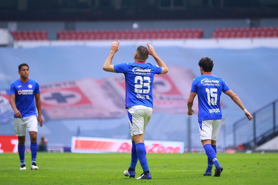 Pablo Aguilar celebrando un gol con Cruz Azul