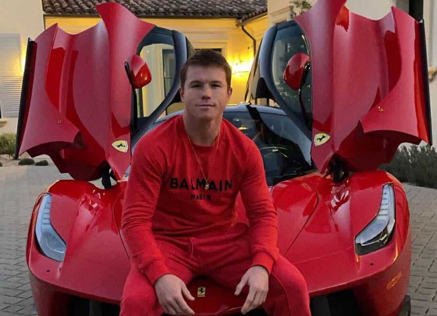 Canelo con uno de sus Ferraris