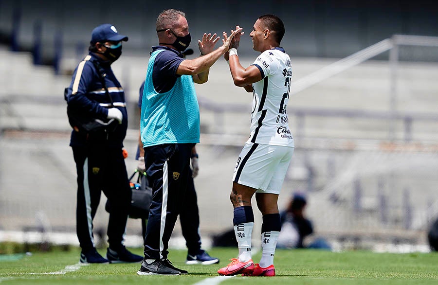 Lillini celebra gol con Bryan Mendoza