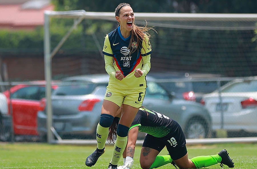 Janelly Farías festeja gol ante Cruz Azul