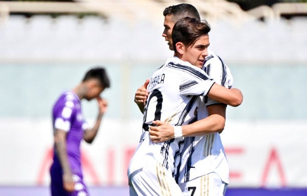 Paulo Dybala y Cristiano Ronaldo en juego de la Juventus contra Fiorentina