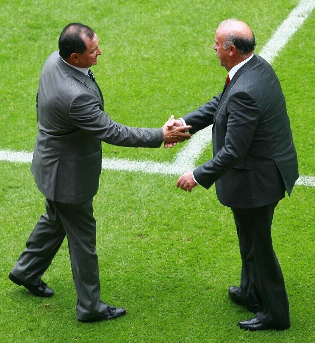 Enrique Meza saludando a Vicente del Bosque