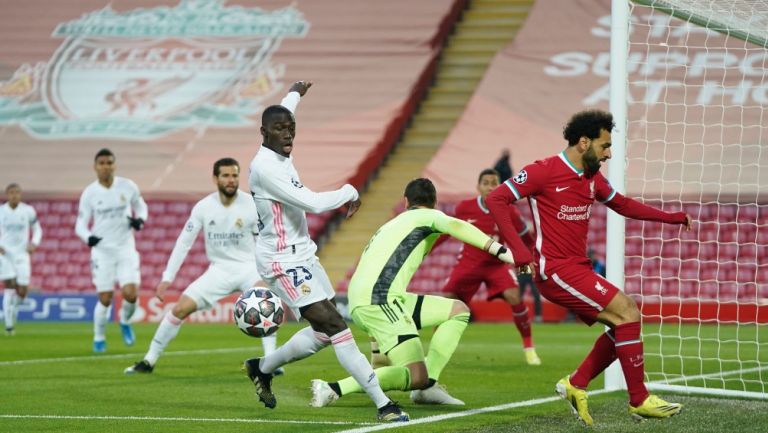 Ferland Mendy en juego frente al Liverpool en la Champions