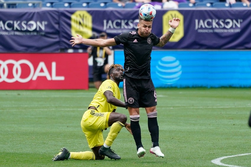 Leandro González cabeceando un balón