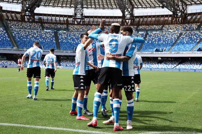 Jugadores de Napoli celebran el gol 