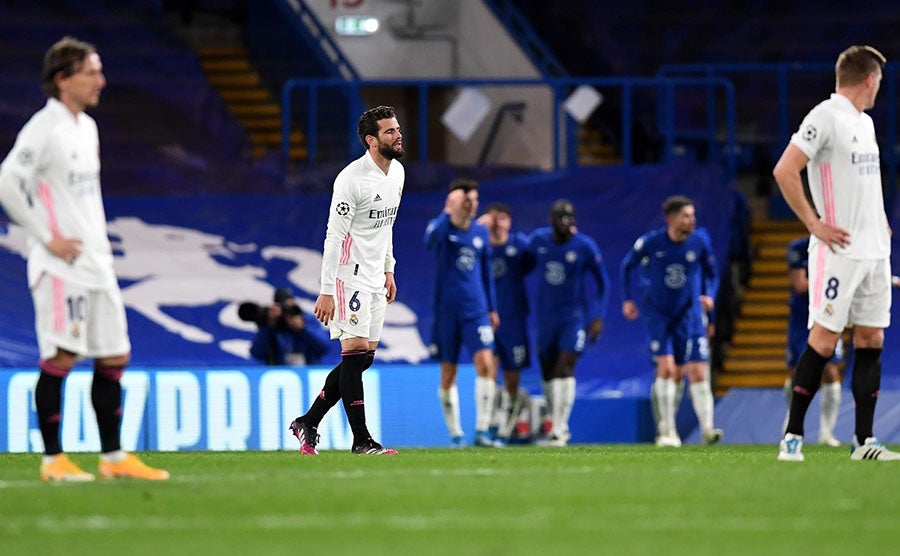 Jugadores del Madrid ante el festejo del gol de los Blues