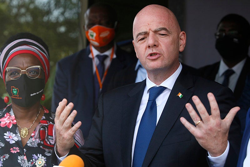 Infantino durante una conferencia de prensa en Costa de Marfil