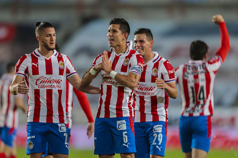 Jesús Molina festeja un gol con Chivas 