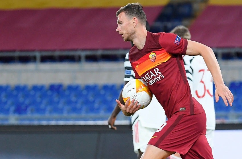 Dzeko tras anotar el primer gol de la Roma