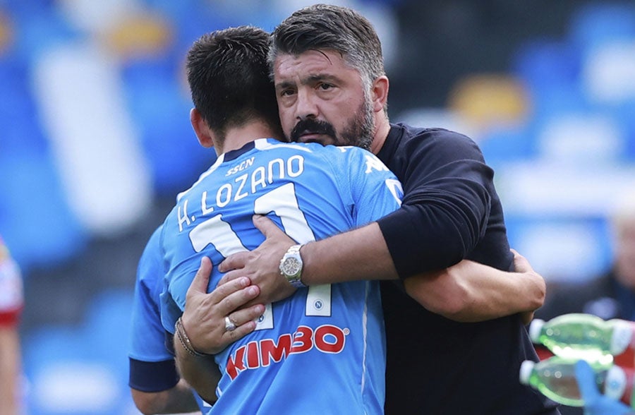 Gennaro Gattuso en abrazo con Lozano