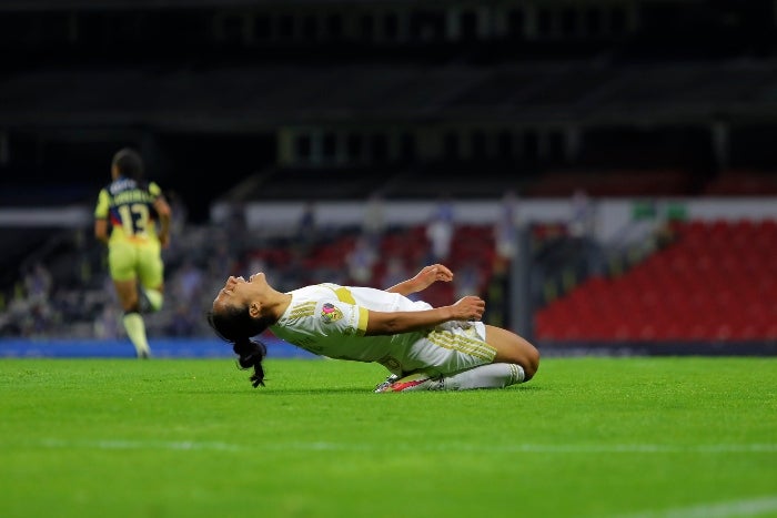 Jugadora de Tigres en festejo ante América