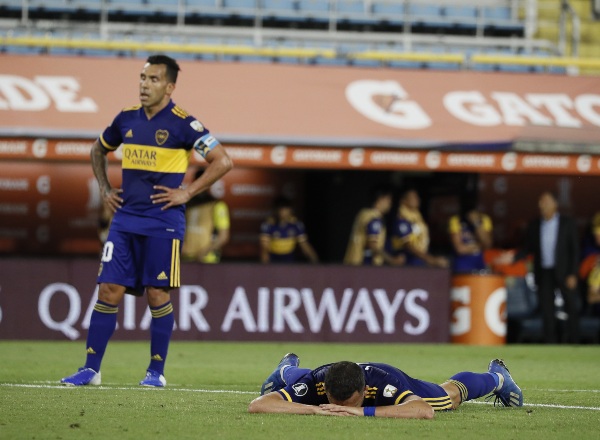 Carlos Tévez en acción con Boca Juniors