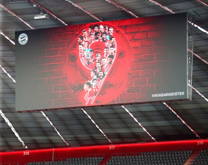 Pantallas del Allianz Arena tras el título conseguido por el Bayern Munich