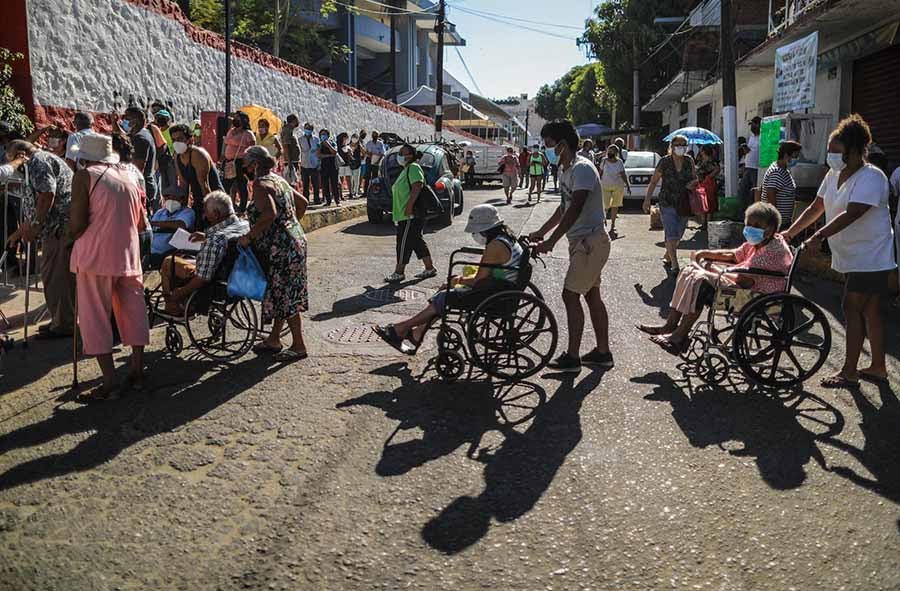 Adultos mayores esperando ser vacunados en Guerrero