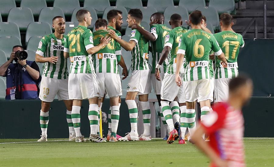 Jugadores del Betis celebran un gol vs Granada