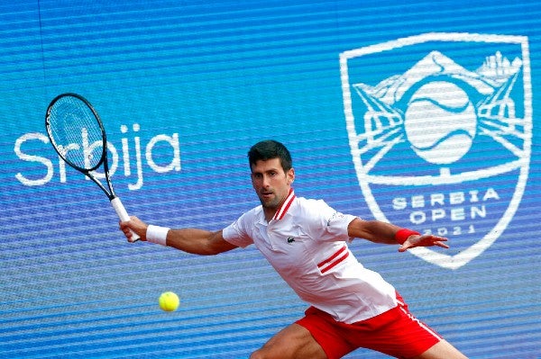 Novak Djokovic en acción en el Abierto de Serbia en Belgrado 