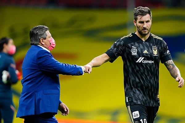 El estratega junto a Gignac en un partido 