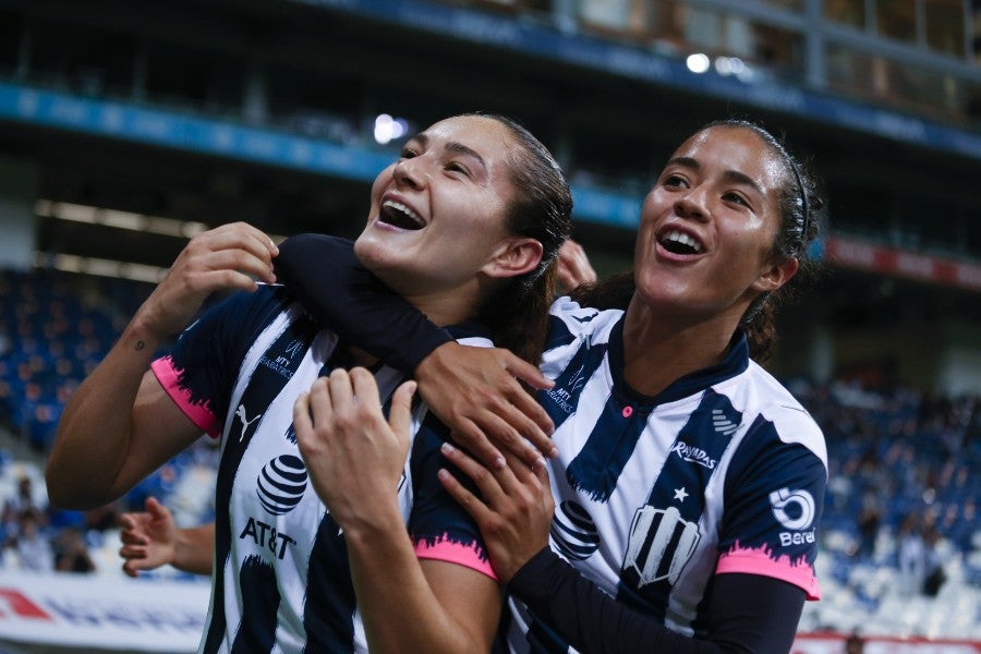 Jugadoras de Rayadas celebran un gol vs Pumas