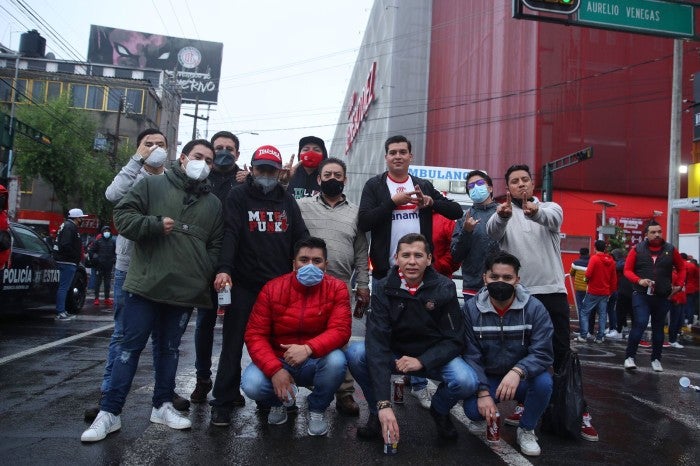 Aficionados del Toluca posan en las afueras del Nemesio Diez