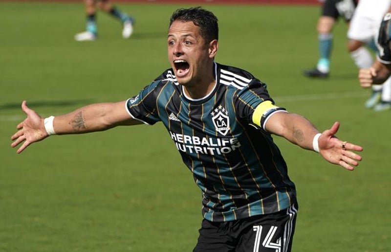 Jaiver Hernández celebra gol con Galaxy