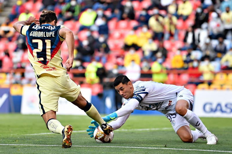 Henry Martín, en acción contra Pachuca