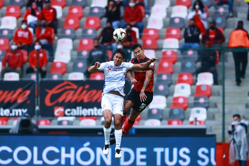 Romo y Rigonato saltan por el balón