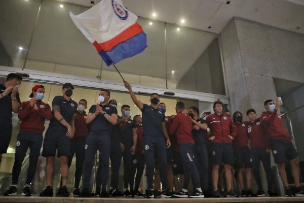 Jugadores de Cruz Azul con su afición