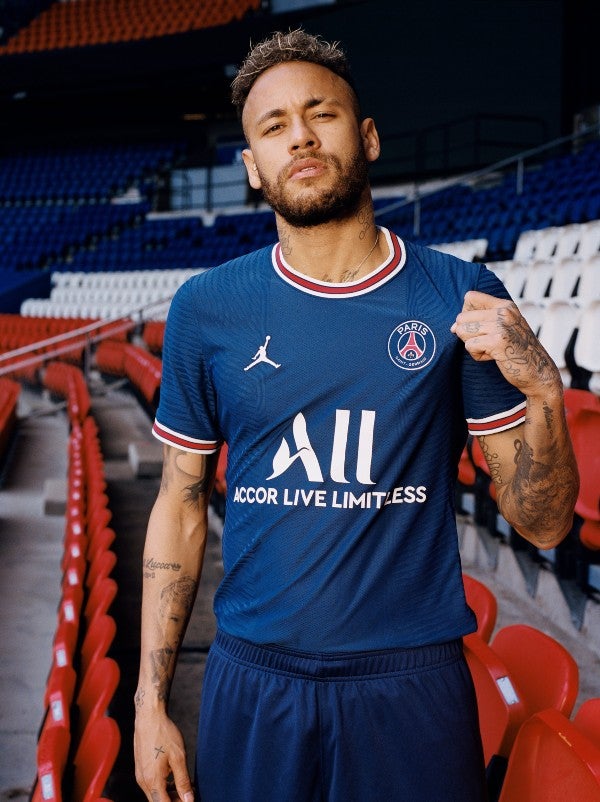 Neymar con la nueva equipación del PSG